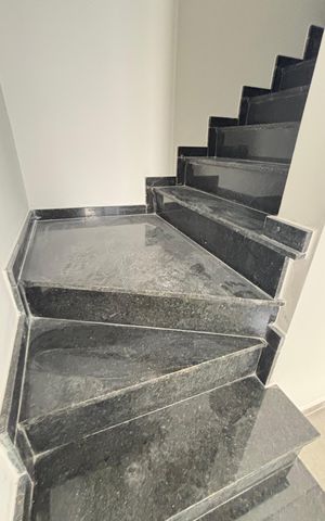 Apartamento à venda com 106m², 2 quartos e 2 vagas Apartamento à venda com 106m², 2 quartos e 2 vagasEscada