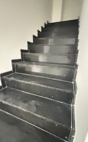 Apartamento à venda com 106m², 2 quartos e 2 vagas Apartamento à venda com 106m², 2 quartos e 2 vagasEscada