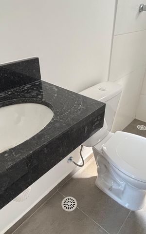Apartamento à venda com 106m², 2 quartos e 2 vagas Apartamento à venda com 106m², 2 quartos e 2 vagasBanheiro da Suíte