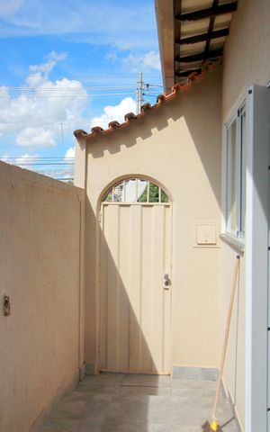 Casa à venda com 360m², 3 quartos e 2 vagasLateral