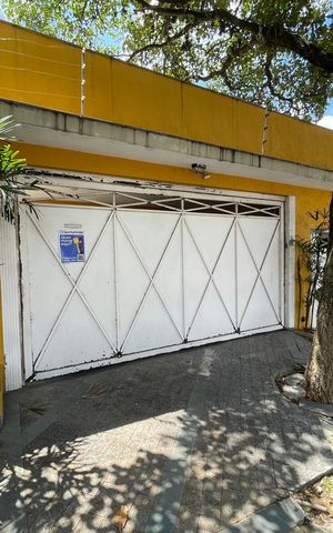 Casa à venda com 230m², 5 quartos e 3 vagas Casa à venda com 230m², 5 quartos e 3 vagasFachada