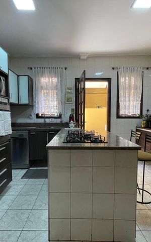 Casa à venda com 230m², 5 quartos e 3 vagas Casa à venda com 230m², 5 quartos e 3 vagasCozinha