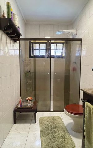 Casa à venda com 230m², 5 quartos e 3 vagas Casa à venda com 230m², 5 quartos e 3 vagasBanheiro 4