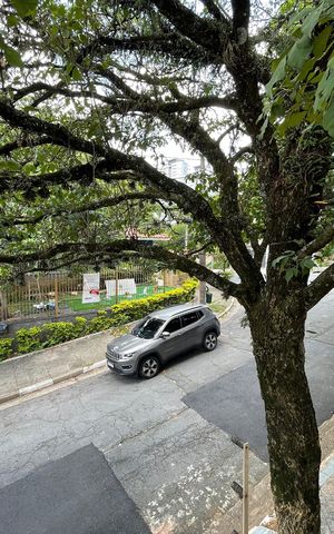 Casa à venda com 230m², 5 quartos e 3 vagas Casa à venda com 230m², 5 quartos e 3 vagasVista
