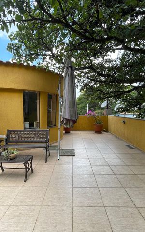 Casa à venda com 230m², 5 quartos e 3 vagas Casa à venda com 230m², 5 quartos e 3 vagasVaranda