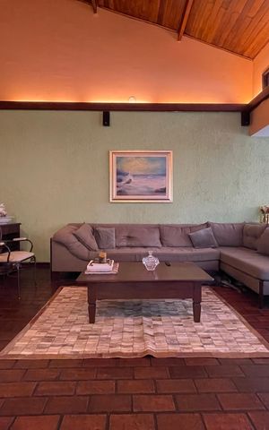 Casa à venda com 230m², 5 quartos e 3 vagas Casa à venda com 230m², 5 quartos e 3 vagasSala