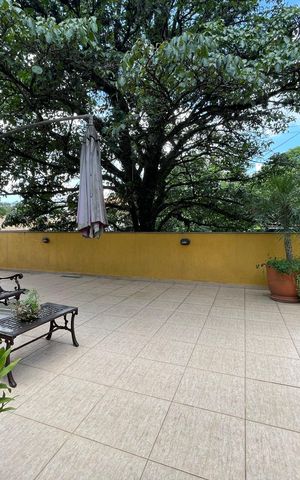 Casa à venda com 230m², 5 quartos e 3 vagas Casa à venda com 230m², 5 quartos e 3 vagasVaranda