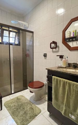 Casa à venda com 230m², 5 quartos e 3 vagas Casa à venda com 230m², 5 quartos e 3 vagasBanheiro 4