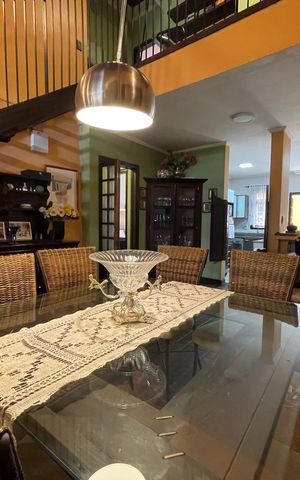 Casa à venda com 230m², 5 quartos e 3 vagas Casa à venda com 230m², 5 quartos e 3 vagasSala