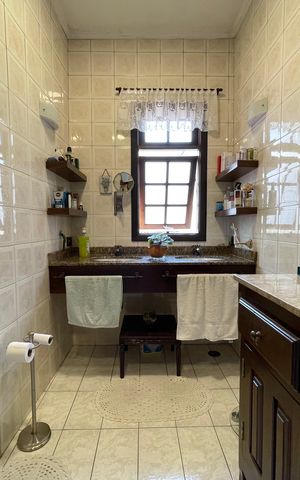 Casa à venda com 230m², 5 quartos e 3 vagas Casa à venda com 230m², 5 quartos e 3 vagasBanheiro 2