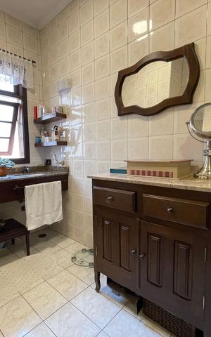 Casa à venda com 230m², 5 quartos e 3 vagas Casa à venda com 230m², 5 quartos e 3 vagasBanheiro 2