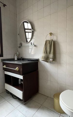 Casa à venda com 230m², 5 quartos e 3 vagas Casa à venda com 230m², 5 quartos e 3 vagasBanheiro