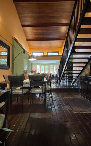 Casa à venda com 230m², 5 quartos e 3 vagas Casa à venda com 230m², 5 quartos e 3 vagasSala