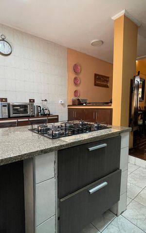 Casa à venda com 230m², 5 quartos e 3 vagas Casa à venda com 230m², 5 quartos e 3 vagasCozinha