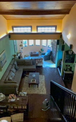 Casa à venda com 230m², 5 quartos e 3 vagas Casa à venda com 230m², 5 quartos e 3 vagasSala