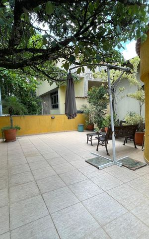 Casa à venda com 230m², 5 quartos e 3 vagas Casa à venda com 230m², 5 quartos e 3 vagasVaranda