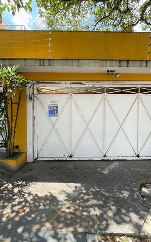 Casa à venda com 230m², 5 quartos e 3 vagas Casa à venda com 230m², 5 quartos e 3 vagasFachada