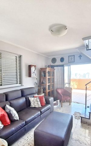 Apartamento à venda com 240m², 4 quartos e 2 vagas Apartamento à venda com 240m², 4 quartos e 2 vagasSala de TV