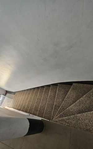 Casa à venda com 450m², 6 quartos e 1 vaga Casa à venda com 450m², 6 quartos e 1 vagaEscada