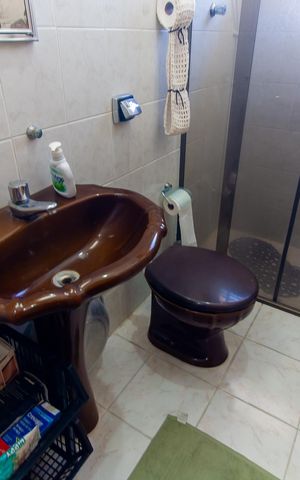 Casa à venda com 129m², 3 quartos e 2 vagas Casa à venda com 129m², 3 quartos e 2 vagasBanheiro