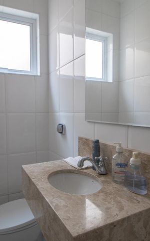 Casa à venda com 166m², 4 quartos e 2 vagas Casa à venda com 166m², 4 quartos e 2 vagasBanheiro 2