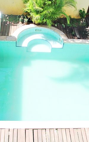 Casa à venda com 585m², 4 quartos e 4 vagasVista para piscina da Suíte 3 e Suíte 4