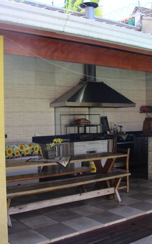 Casa à venda com 585m², 4 quartos e 4 vagasChurrasqueira e Piscina