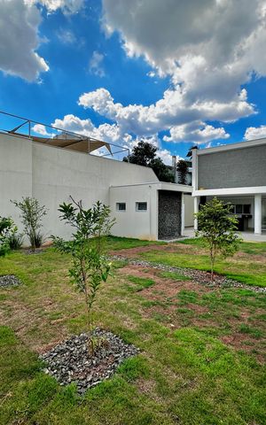 Casa à venda com 430m², 4 quartos e 6 vagas Casa à venda com 430m², 4 quartos e 6 vagasQuintal