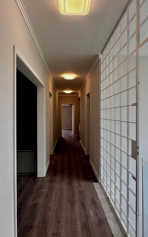 Casa à venda com 430m², 4 quartos e 6 vagas Casa à venda com 430m², 4 quartos e 6 vagasCorredor Suítes