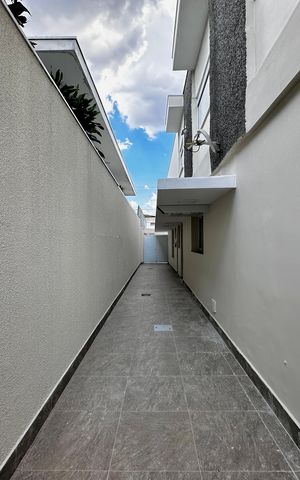 Casa à venda com 430m², 4 quartos e 6 vagas Casa à venda com 430m², 4 quartos e 6 vagasCorredor Lateral
