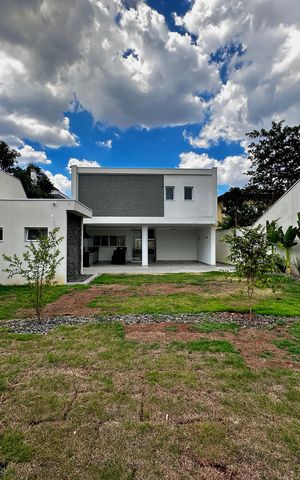 Casa à venda com 430m², 4 quartos e 6 vagas Casa à venda com 430m², 4 quartos e 6 vagasQuintal