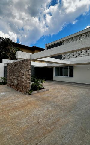 Casa à venda com 430m², 4 quartos e 6 vagas Casa à venda com 430m², 4 quartos e 6 vagasGaragem