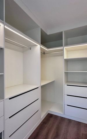 Casa à venda com 430m², 4 quartos e 6 vagas Casa à venda com 430m², 4 quartos e 6 vagasCloset Suíte 4