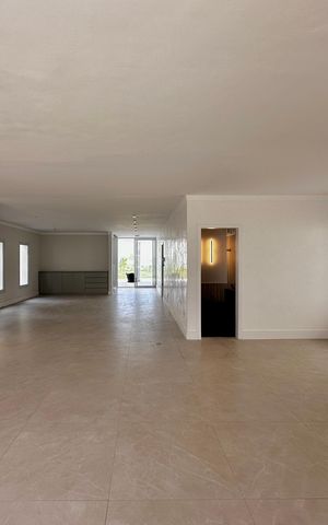 Casa à venda com 430m², 4 quartos e 6 vagas Casa à venda com 430m², 4 quartos e 6 vagasSala