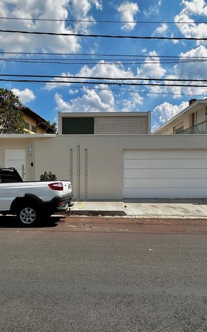 Casa à venda com 430m², 4 quartos e 6 vagas Casa à venda com 430m², 4 quartos e 6 vagasFachada
