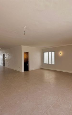 Casa à venda com 430m², 4 quartos e 6 vagas Casa à venda com 430m², 4 quartos e 6 vagasSala
