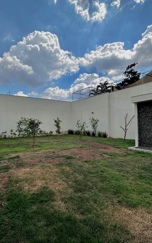 Casa à venda com 430m², 4 quartos e 6 vagas Casa à venda com 430m², 4 quartos e 6 vagasQuintal