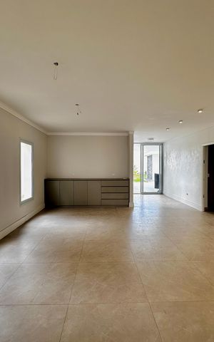 Casa à venda com 430m², 4 quartos e 6 vagas Casa à venda com 430m², 4 quartos e 6 vagasSala