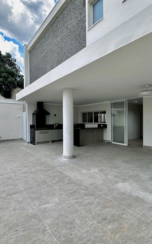 Casa à venda com 430m², 4 quartos e 6 vagas Casa à venda com 430m², 4 quartos e 6 vagasEspaço Gourmet