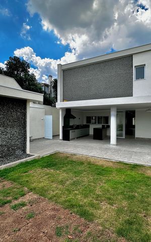 Casa à venda com 430m², 4 quartos e 6 vagas Casa à venda com 430m², 4 quartos e 6 vagasQuintal