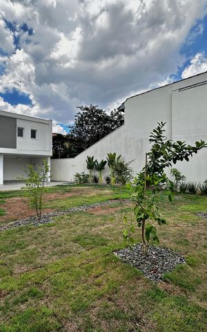Casa à venda com 430m², 4 quartos e 6 vagas Casa à venda com 430m², 4 quartos e 6 vagasQuintal