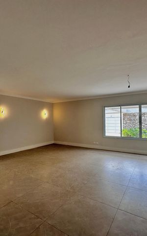 Casa à venda com 430m², 4 quartos e 6 vagas Casa à venda com 430m², 4 quartos e 6 vagasSala