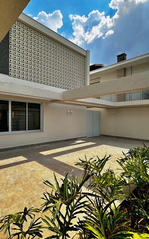 Casa à venda com 430m², 4 quartos e 6 vagas Casa à venda com 430m², 4 quartos e 6 vagasGaragem