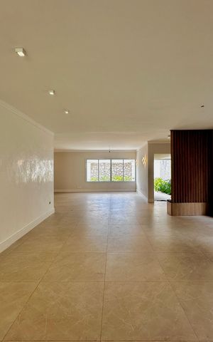 Casa à venda com 430m², 4 quartos e 6 vagas Casa à venda com 430m², 4 quartos e 6 vagasSala
