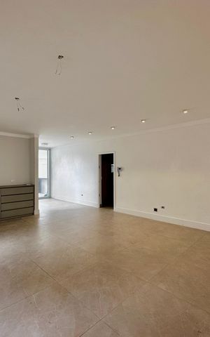 Casa à venda com 430m², 4 quartos e 6 vagas Casa à venda com 430m², 4 quartos e 6 vagasSala