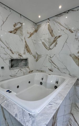 Casa à venda com 430m², 4 quartos e 6 vagas Casa à venda com 430m², 4 quartos e 6 vagasBanheiro Suíte 4