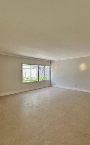 Casa à venda com 430m², 4 quartos e 6 vagas Casa à venda com 430m², 4 quartos e 6 vagasSala
