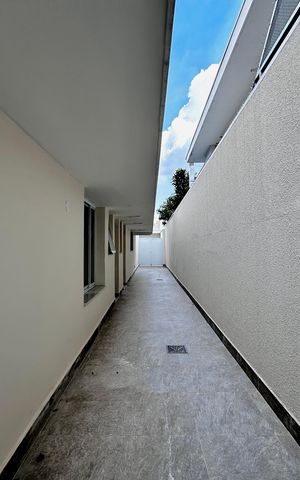 Casa à venda com 430m², 4 quartos e 6 vagas Casa à venda com 430m², 4 quartos e 6 vagasCorredor Lateral