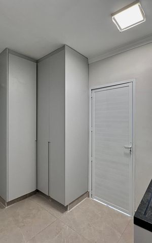 Casa à venda com 430m², 4 quartos e 6 vagas Casa à venda com 430m², 4 quartos e 6 vagasÁrea de Serviço