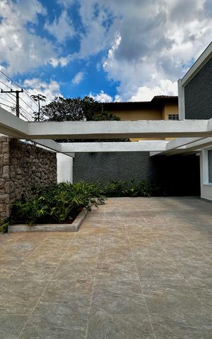 Casa à venda com 430m², 4 quartos e 6 vagas Casa à venda com 430m², 4 quartos e 6 vagasGaragem